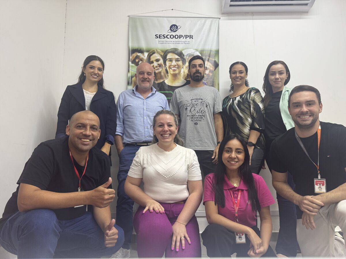 Turma Cascavel com banner Sescoop/PR